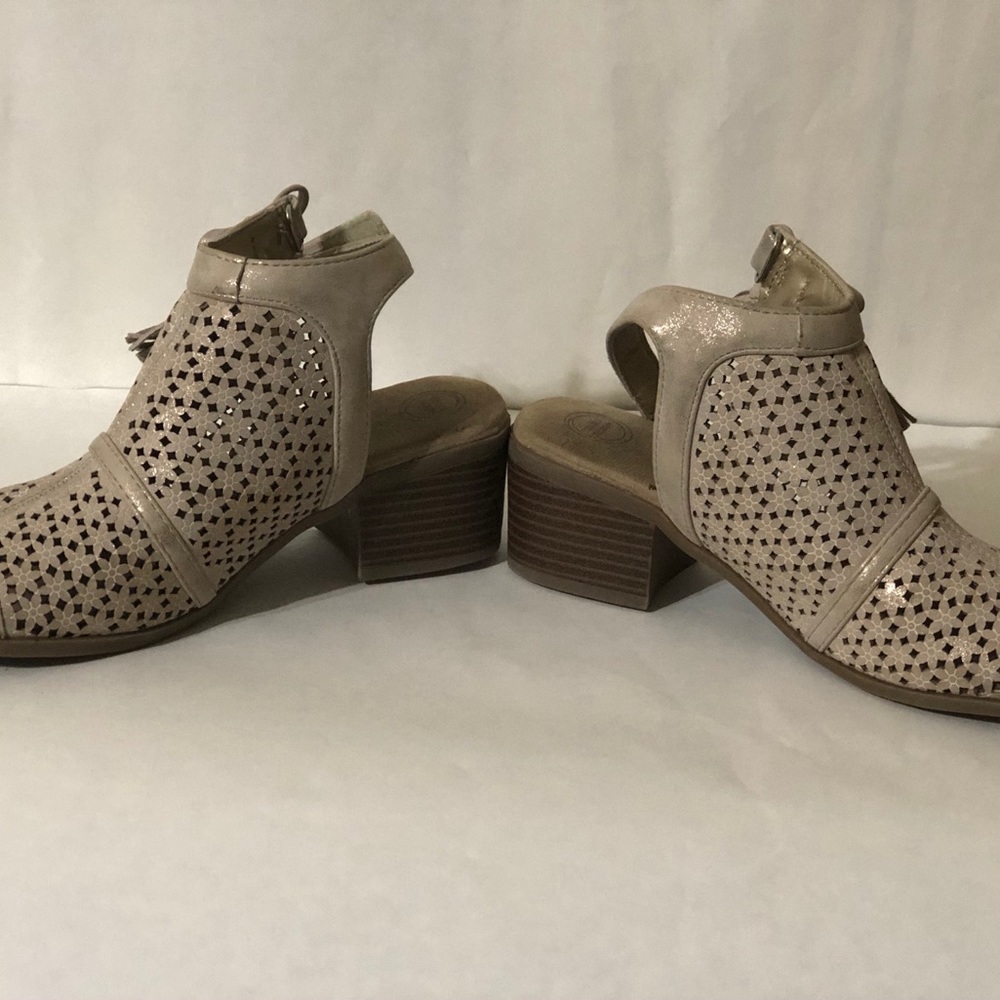 Used - size 9 - wonder nation - box heels